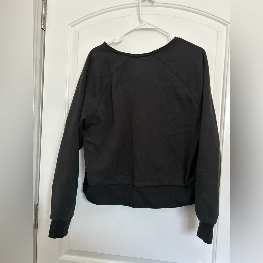 Vuori Women's Black V-Notch Pullover Sweatshirt Size Large Athleisure Cozy Chic - Picture 3 of 8